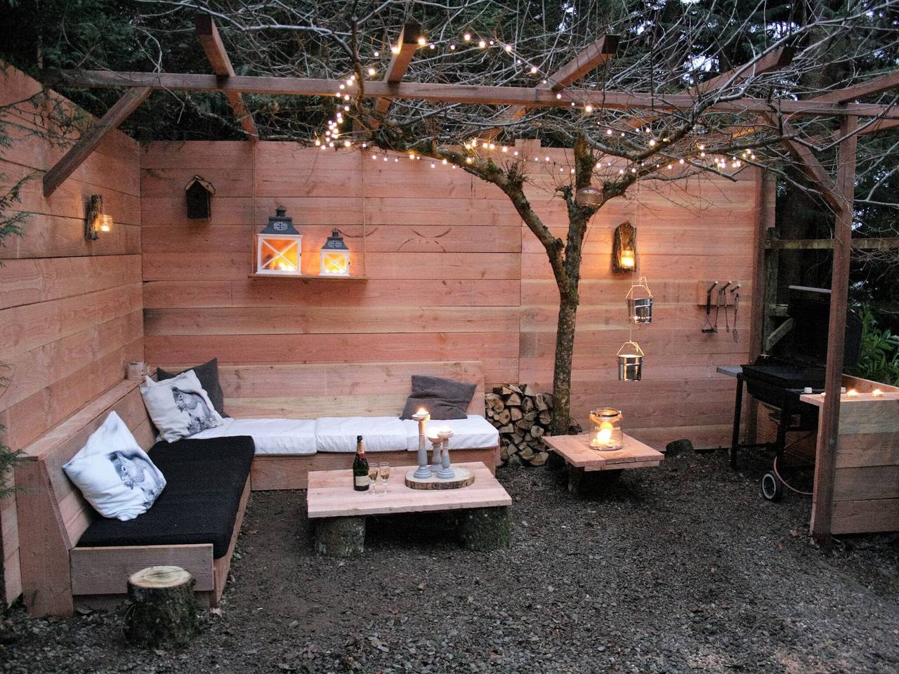 Le bonheur au bord de la piscine près du lac in Beaulieu, Parc naturel régional des Volcans d'Auvergne