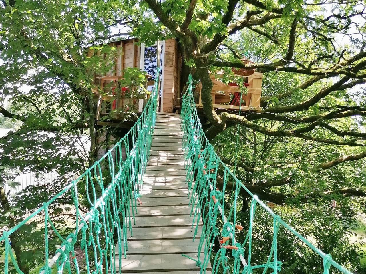 Cabane perchée avec terrasses, salle de bain, kitchenette, petit-déjeuner inclus et accès piscine. in Saint-Thomas-de-Courceriers, Mayenne