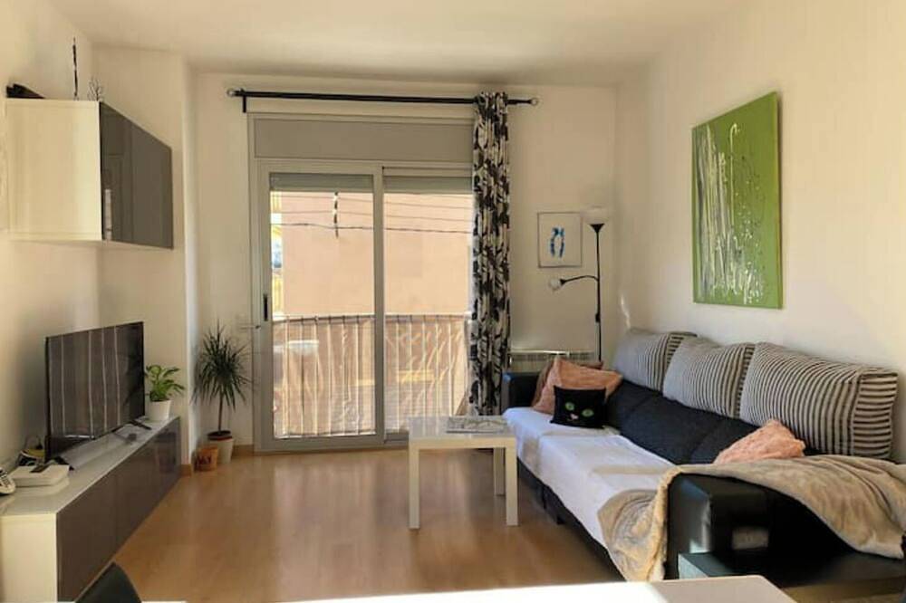 Apartamento entero, Confort Familiar Soleado. Parking y wifi in Tarrasa, Interior de Barcelona