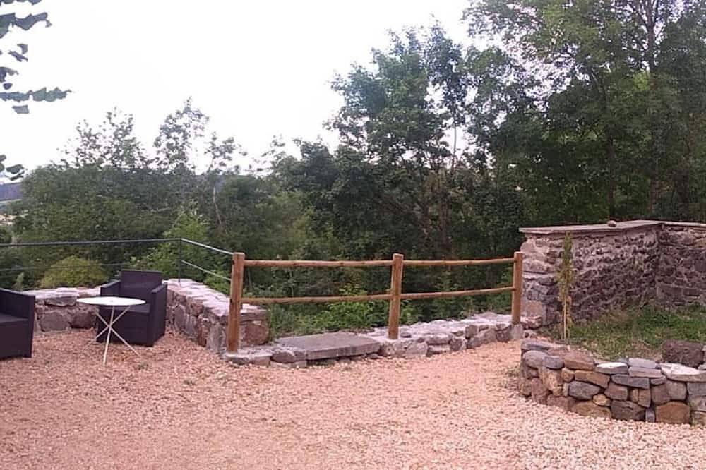 Old farmhouse renovated in a contemporary style in Lantriac, Massif Central