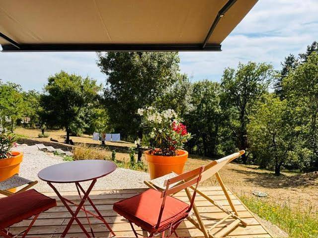 Location de vacances pour 2 personnes, avec Terrasse ainsi que Jardin et Vue à Saint-Pierre-Lafeuille