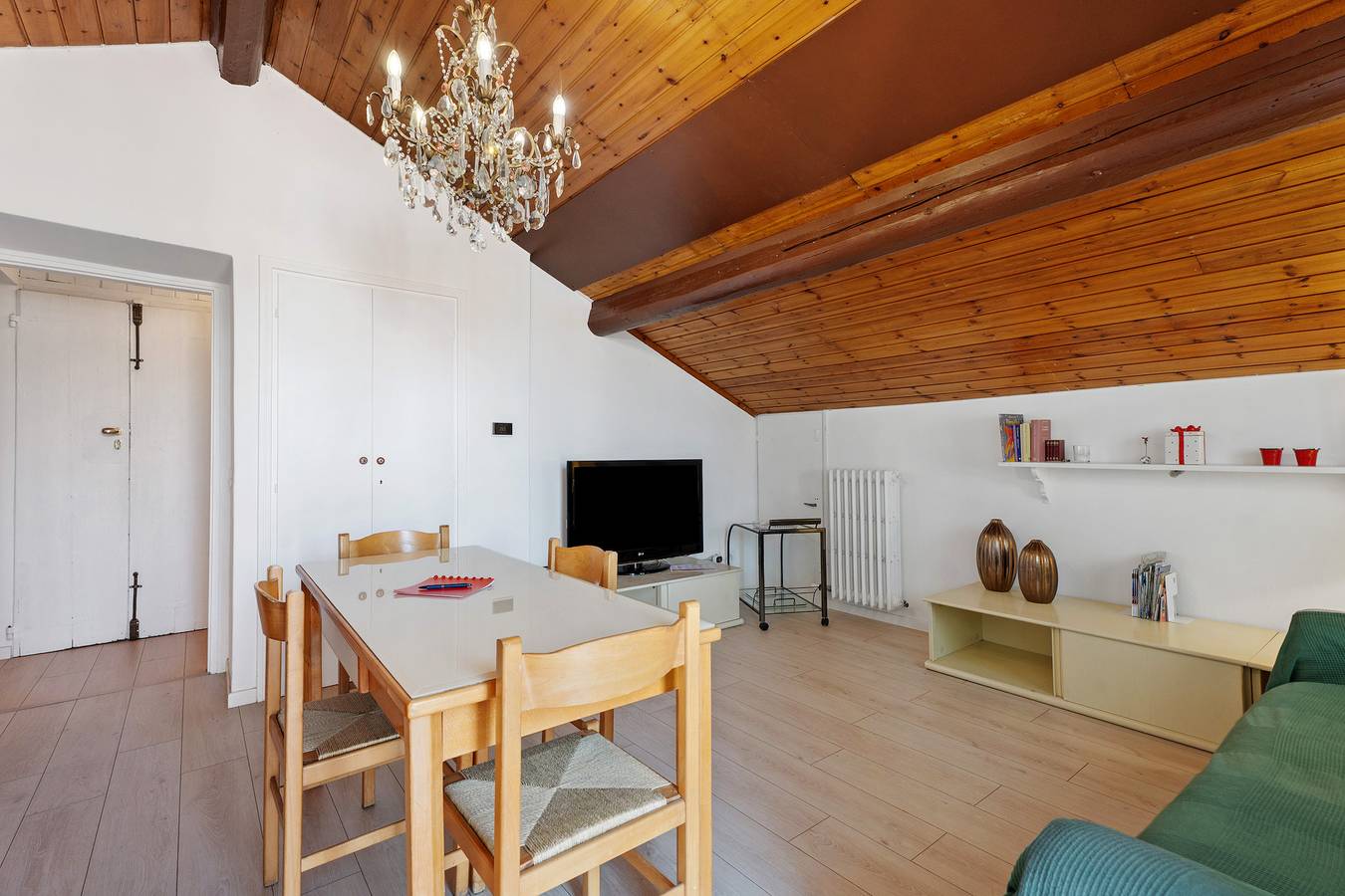 Geheel appartement, Appartement 'Comodo, Pratico E Tranquillo' met Uitzicht op de Bergen, Wifi en Airconditioning in Arona (Lago Maggiore), Gemeente Arona