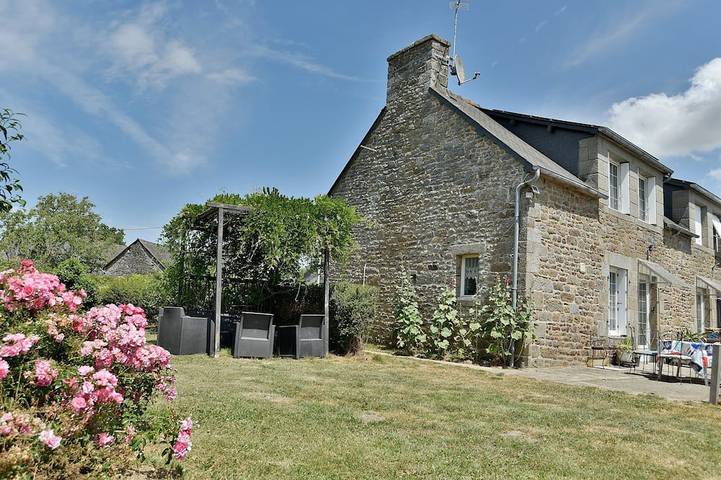 Location de vacances pour 6 personnes, avec Jardin à Lanhélin