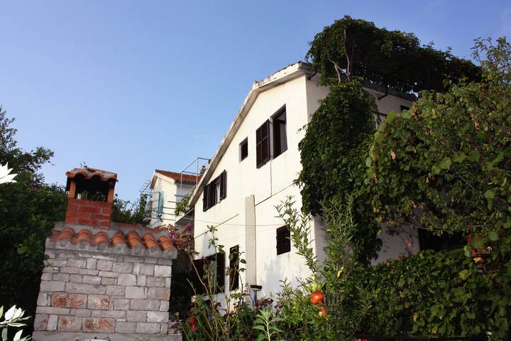 Ganze Wohnung, 3-Zimmer-Ferienwohnung mit Balkon und Meerblick Maslinica, Solta -a in Maslinica, Solta