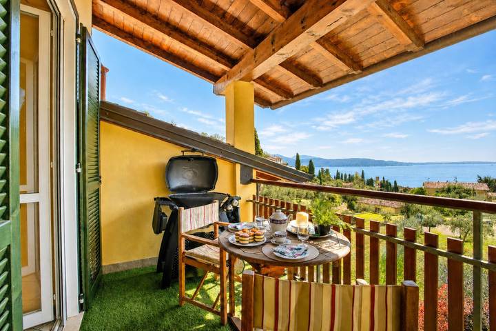 Ferienwohnung für 2 Personen, mit Balkon und Kinderpool sowie Seeblick in Gardone Riviera