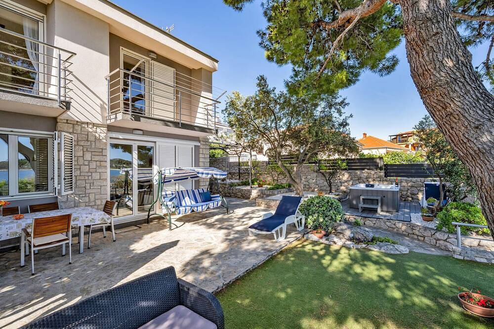 Casa que admite mascotas en Rogoznica. in Rogoznica, Condado de Šibenik-Knin