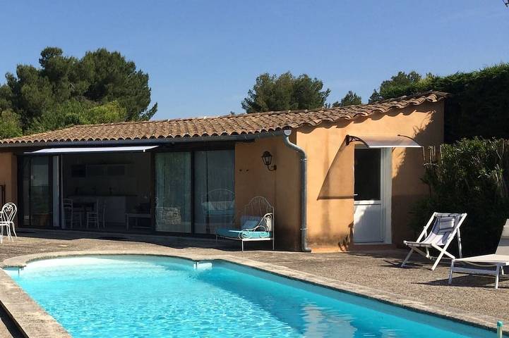 Gîte pour 2 personnes, avec jardin et terrasse à Jonquerettes