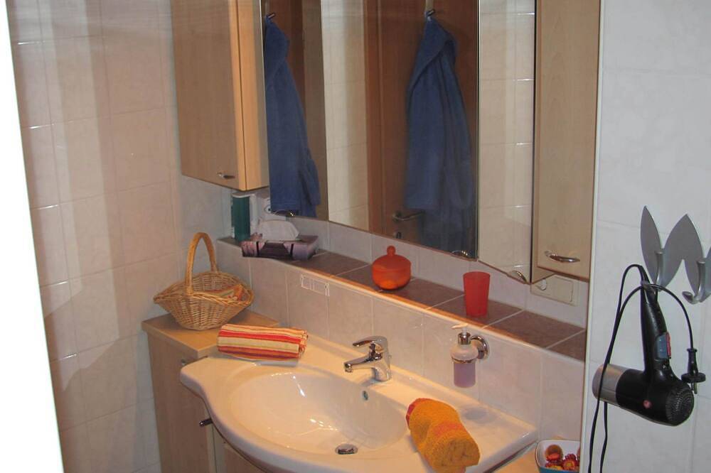 Appartement 2, 85m², 1. 1er étage, 2 chambres à coucher, 1 salon-cuisine, max. 5 personnes - Maison Hanne in Europa-Park, Rust
