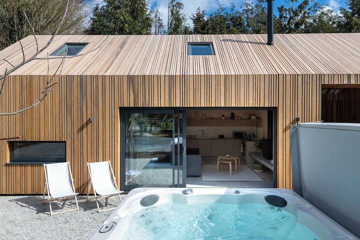 Cottage for 4 people, with garden and hot tub as well as pool, with pets in Kent