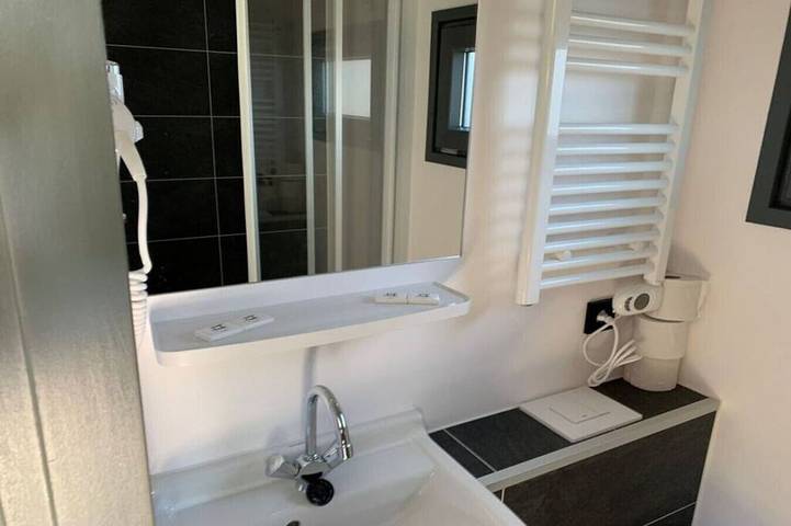 Modern Houseboat - Minutes from Amsterdam - 4 pers in Monnickendam, Markermeer