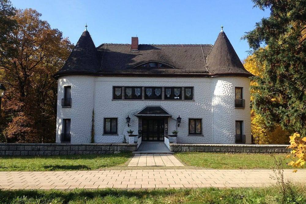 Ganze Wohnung, Villa Warzenburg, Fewo-2 mit Panorama-Blick, Balkon und Kamin. Urlaub mit Hund. in Friedrichroda, Rennsteig
