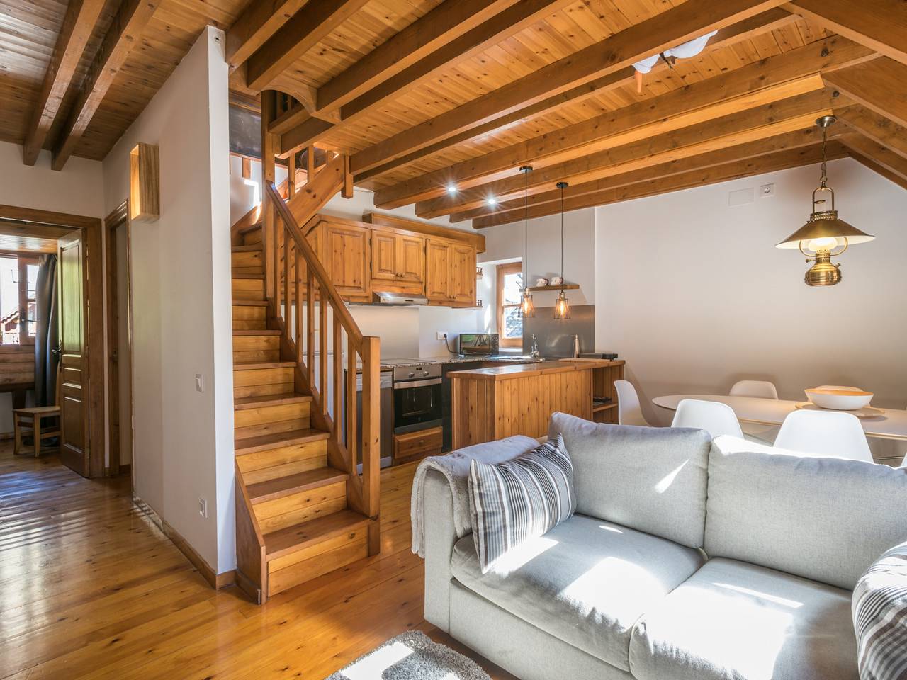 Entire apartment, Mountain View Apartment with Fireplace and Kitchen - 2km from River in Arties, Naut Aran