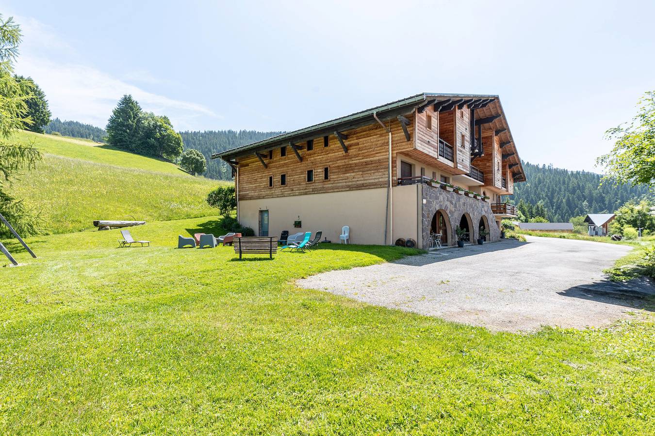 Studio entier, Studio '4 - La Bruyère' avec vue sur la montagne, jardin partagé et Wi-Fi in Cohennoz, Région d'Albertville