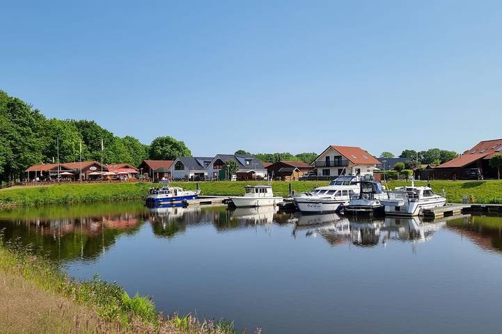 Filter.hub_sauna.vacation_home für 6 Personen, mit Whirlpool und Terrasse sowie Garten und Sauna in Walchum
