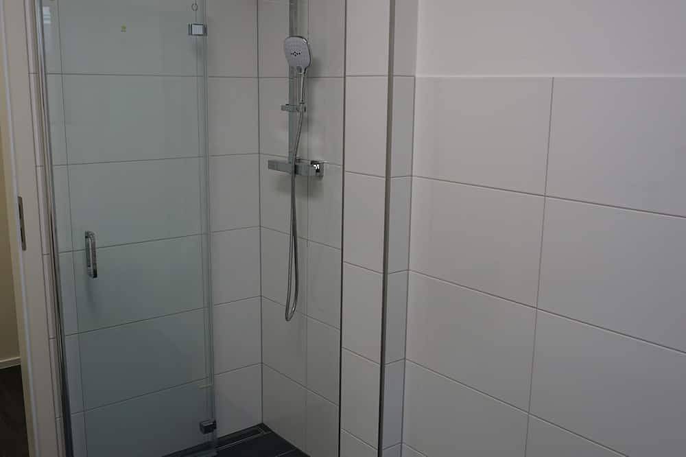 Ganze Wohnung, Ferienhaus mit 6 Apartments, Terrasse und Blick auf den Stausee in Saaldorf, Bad Lobenstein