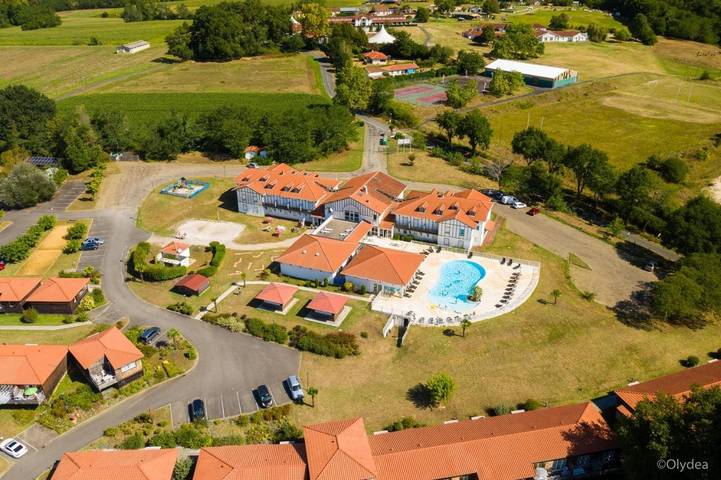 Station pour 4 personnes, avec Balcon et Terrasse ainsi que Jacuzzi et Jardin à Cassen