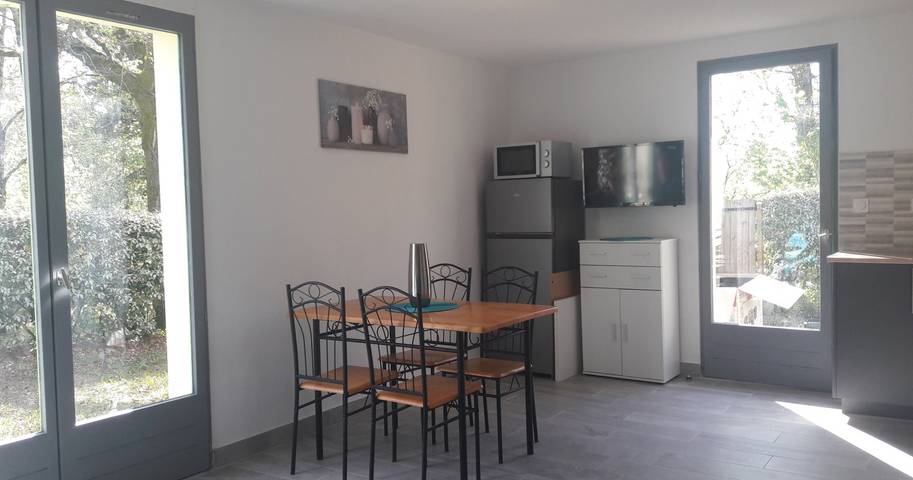 Gîte pour 4 personnes, avec terrasse ainsi que piscine et jardin à Carsac-Aillac - 2