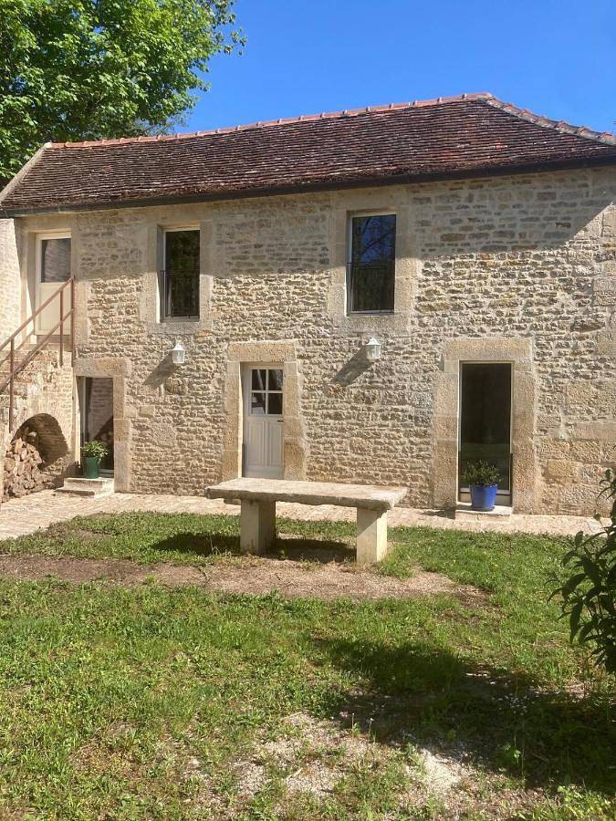 Location de vacances pour 3 personnes, avec vue et jardin à L'Isle-sur-Serein