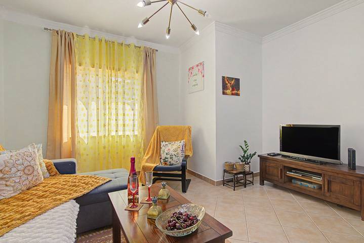 Apartamento inteiro, Apartamento 'Magnolia' com Terraço Privado, Wi-Fi e Ar Condicionado in Tavira (Santa Maria), Tavira (Santa Maria e Santiago)