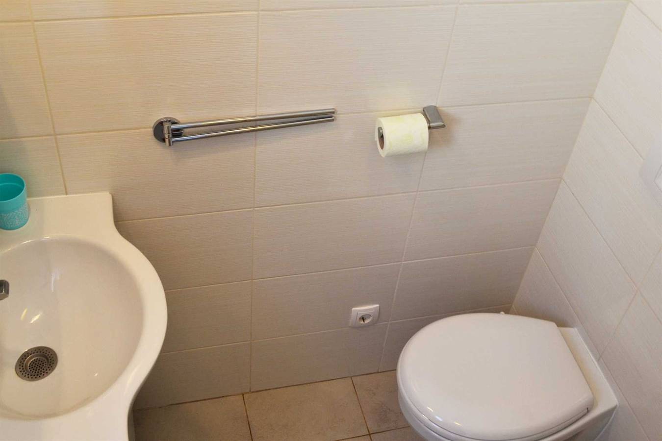 Ganze Wohnung, Vlasta H. app 4+1 Cozy Beachfront apartment, First Row to the Sea, Walk Everywhere – Tribunj in Tribunj, Šibenik-Knin