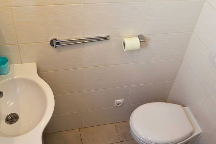 Ganze Wohnung, Vlasta H. app 4+1 Cozy Beachfront apartment, First Row to the Sea, Walk Everywhere – Tribunj in Tribunj, Šibenik-Knin