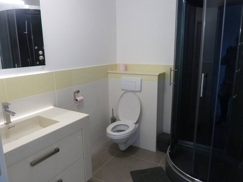Appartement entier, Appartement confortable avec entrée privée, parking, à 2 km de la plage in Blyes, Belley