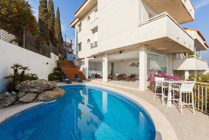 Casa rural para 14 personas, con Balcón y Terraza además de Piscina y Vistas en Canet de Mar