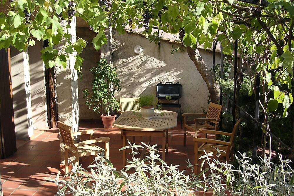 Appartement entier, T2 avec terrasse, jardin et Wifi entre parc du Luberon et parc du Verdon in Sainte-Tulle, Parc naturel régional du Luberon