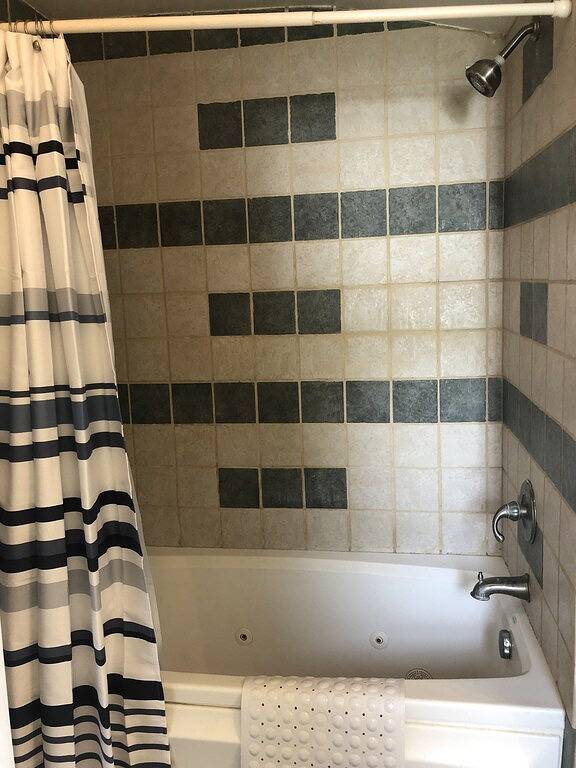 Riverfront Retreat /Heart of Downtown Caseville - short stroll to Beach/sleeps 6 in Huron County