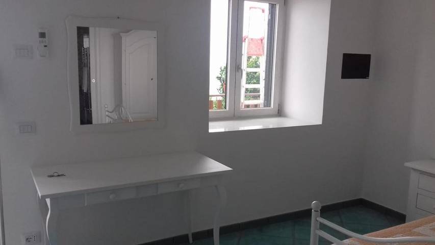 Chambre d’hôte pour 3 personnes, avec Balcon et Jacuzzi ainsi que Terrasse et Vue à Furore - 3