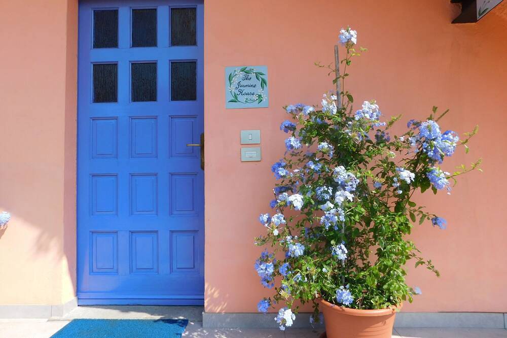 Ein Landhaus in der Nähe des Sees in Monvalle, Lago Maggiore (Lombardei)