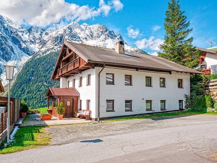 Ferienhaus für 25 Personen, mit Balkon und Garten sowie Ausblick und Sauna, mit Haustier im Ötztal