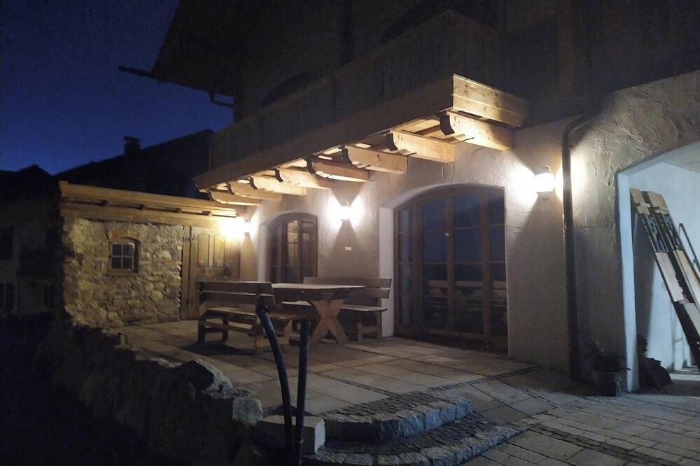 Ganze Wohnung, Gemütliche Ferienwohnung in Höslwang mit Blick auf die Chiemgauer Alpen und Seen in Höslwang, Chiemsee