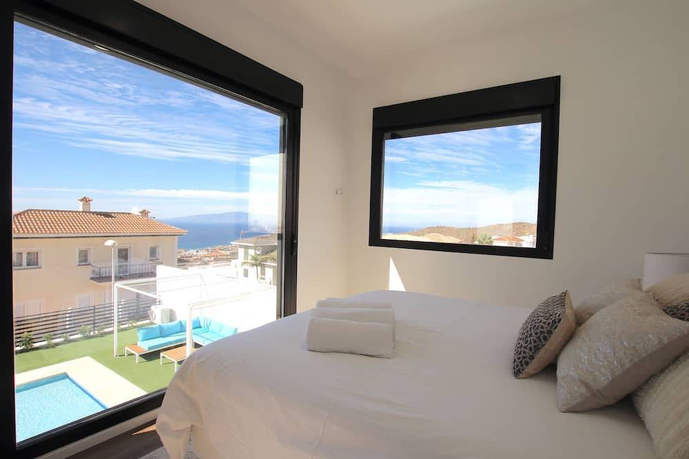 Beautiful Villa for 6 people, Wifi, private and heated pool, 8min from the beach in Adeje, South Tenerife