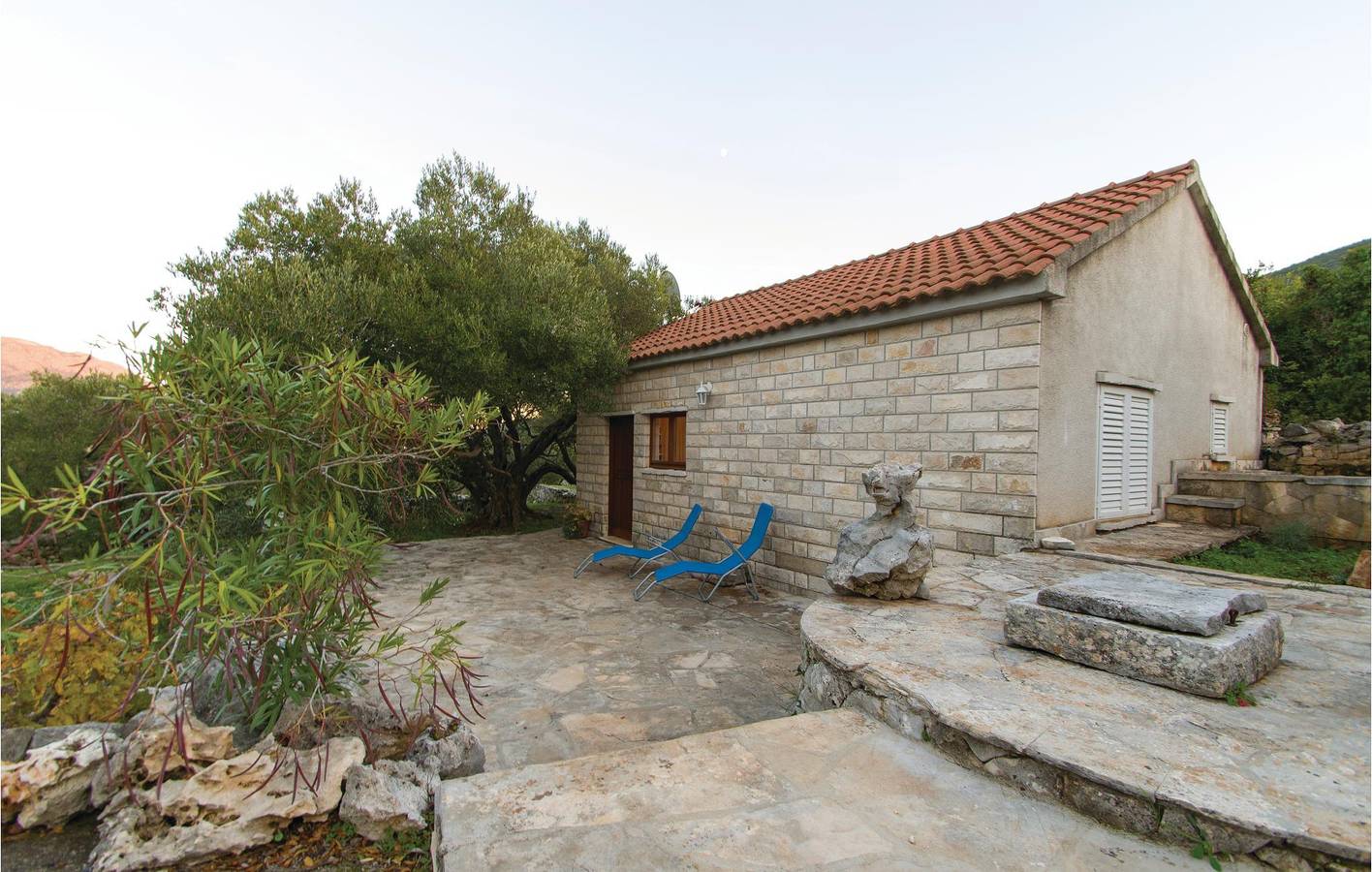 Toevluchtsoord aan zee: gezellig appartement met terras, parkeerplaats en wifi in Kneza, Korcula