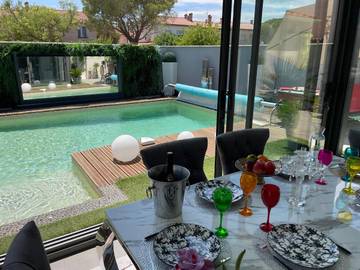 Location de vacances pour 4 personnes, avec piscine ainsi que jacuzzi et jardin, animaux acceptés à Saint-Estève