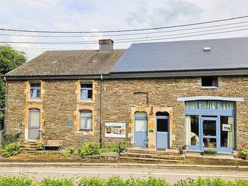 Gîte pour 26 personnes, avec terrasse et balcon/terrasse dans Laforêt