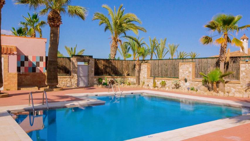 Chalet para 8 personas, con sauna y jacuzzi además de piscina y balcón/terraza en Vera