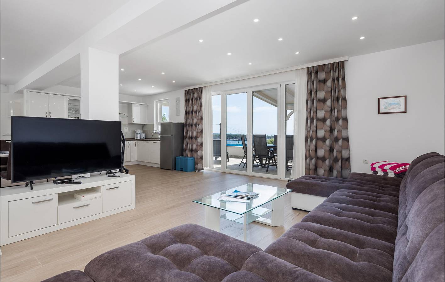 Apartment am Meer mit Terrasse, Parkplatz und WLAN – 2 km vom Strand entfernt in Banjol, Rab