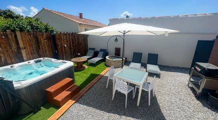 Gîte pour 14 personnes, avec terrasse et piscine ainsi que jacuzzi et jardin, animaux acceptés à L'Isle-sur-la-Sorgue