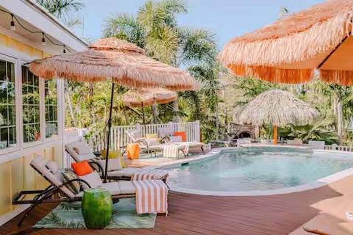 Villa for 4 people, with lake view and terrace as well as garden and pool, with pets in the USA