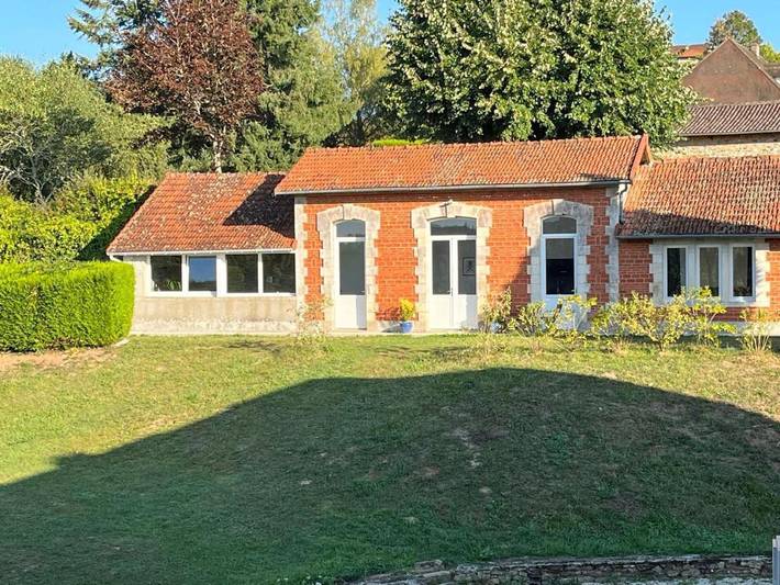Location de vacances pour 2 personnes, avec Terrasse ainsi que Jardin et Piscine dans Le Palais-sur-Vienne