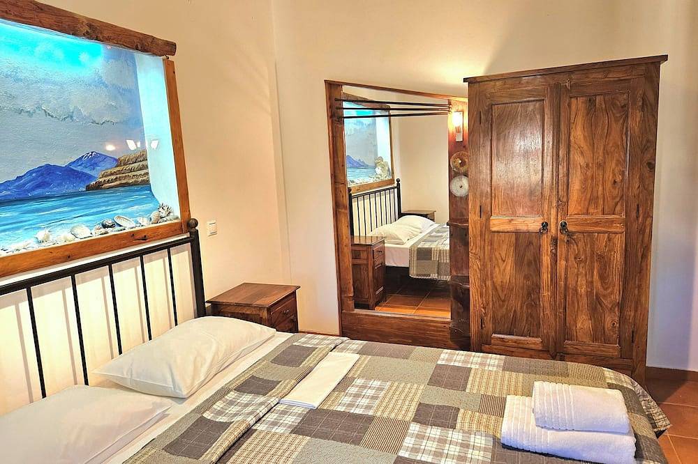 Villa Pachakis, 5 Autominuten zum Komo Strand, \"wilder\" Garten mit Pfefferbaum in Pitsidia, Iraklio-Heraklion und Umgebung