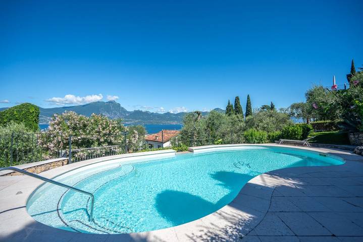 Ferienwohnung für 4 Personen, mit Balkon/Terrasse und Pool sowie Seeblick