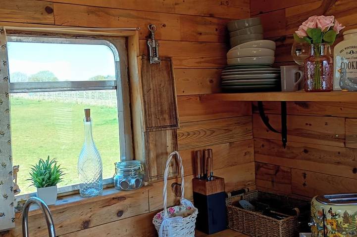 Glamping for 3 people, with garden in South Downs
