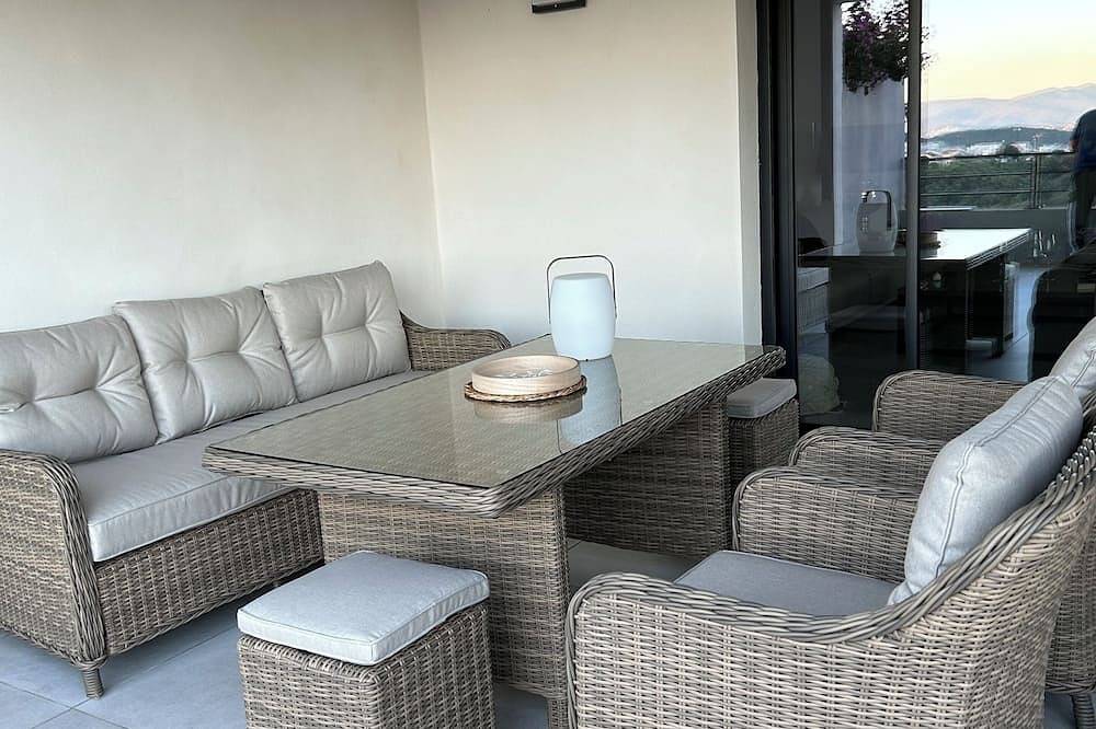 Entire apartment, Between sea and mountains, spacious, quiet apartment with superb views. in Alata, Ajaccio region
