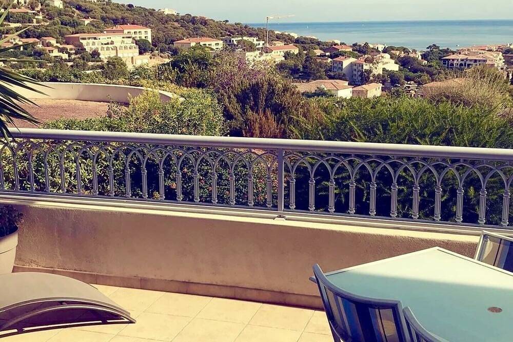 Apartamento entero, Gran T2 nuevo aire acondicionado 20 m² terraza con vistas al mar. Residencia gd pie. in L'Île-Rousse, Region de Calvi