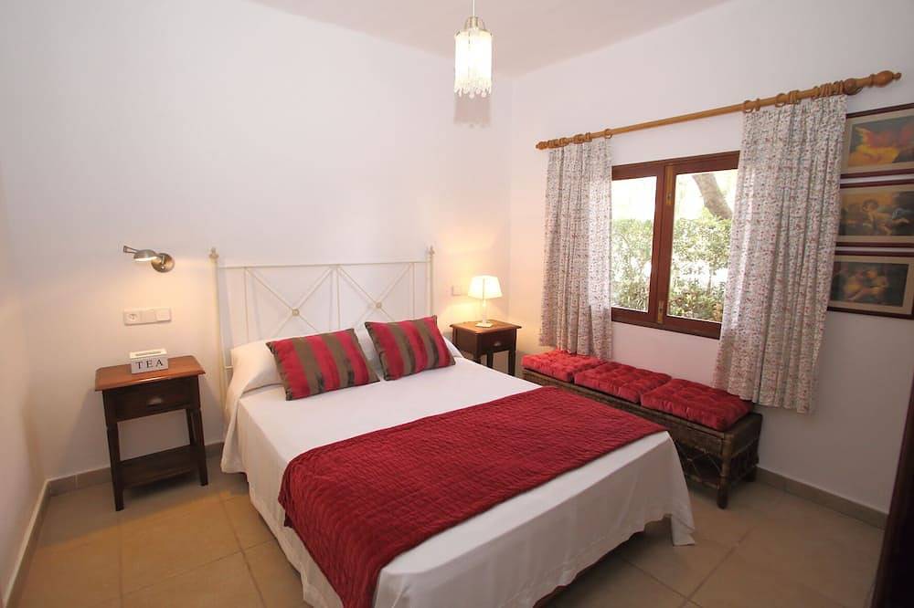 Charming Mallorcan-style chalet with large private pool and barbecue in Portocolom, Felanitx