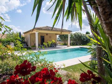 Chambre d’hôte pour 2 personnes, avec terrasse et jardin ainsi que vue et piscine à Cogolin
