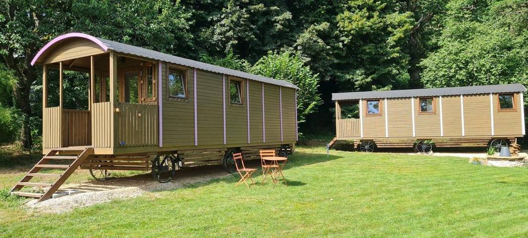 Gîte pour 2 personnes, avec piscine et sauna ainsi que vue et jardin à Locunolé